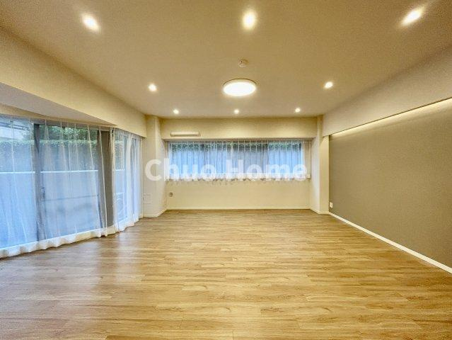 【リビングダイニング】一日の中で多くの時間を過すことになるリビングダイニングだからこそ、いつも穏やかな空間であることが必然。爽やかな通風と採光を存分に感じる事が出来る空間です。