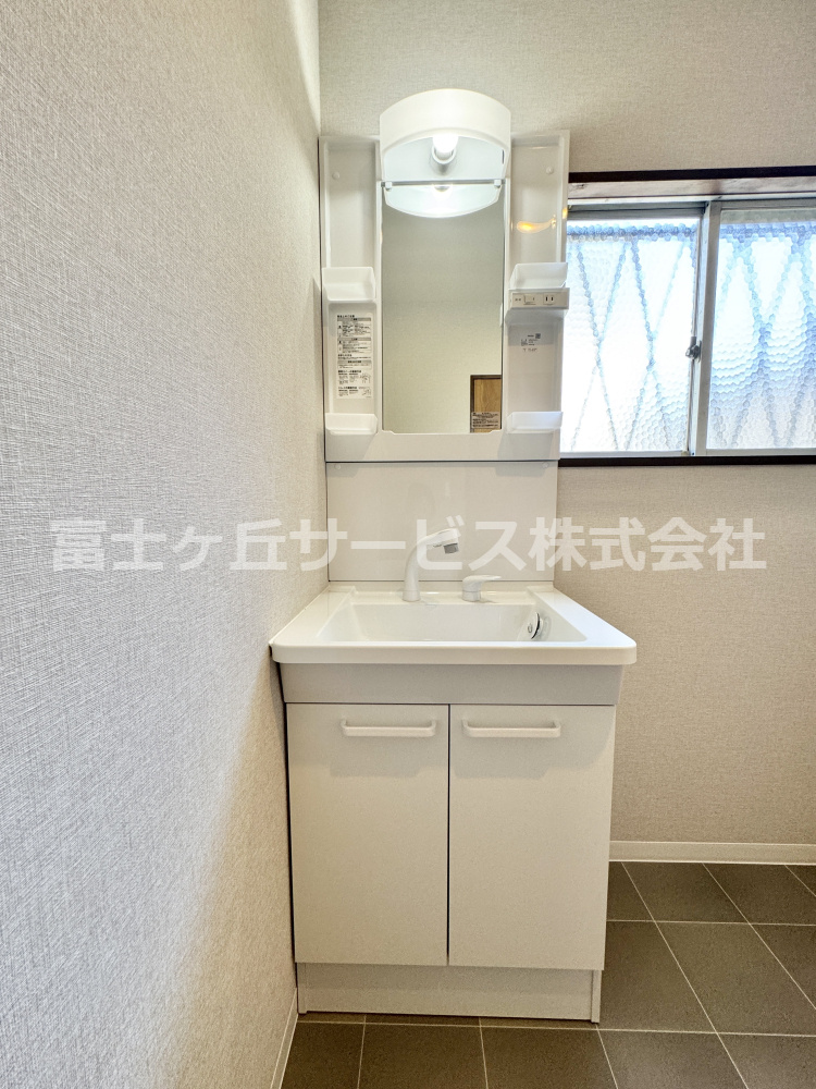 朝の身支度に便利な独立洗面化粧台です