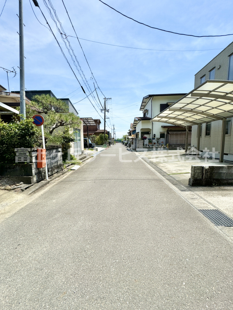 前面道路含む現地写真です