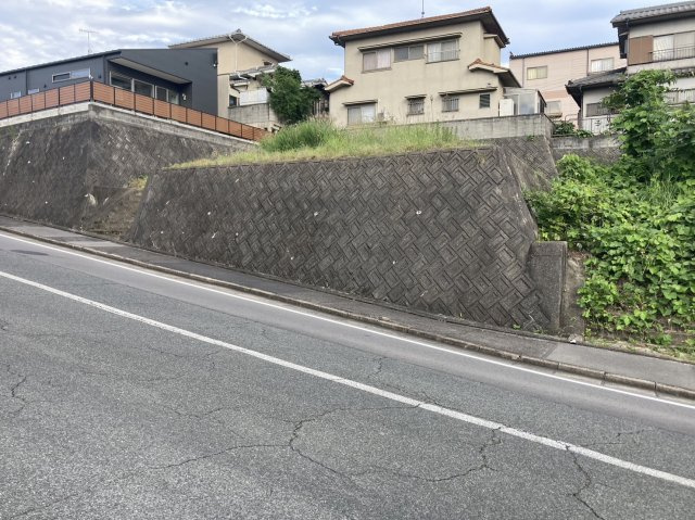 前面道路は幅員約8.6ｍと広く、車のすれ違いもスムーズで快適。北側道路に面した立地で、陽当たり・通風ともに良好です。閑静な住宅街の一角にあり、落ち着いた住環境を確保できます。