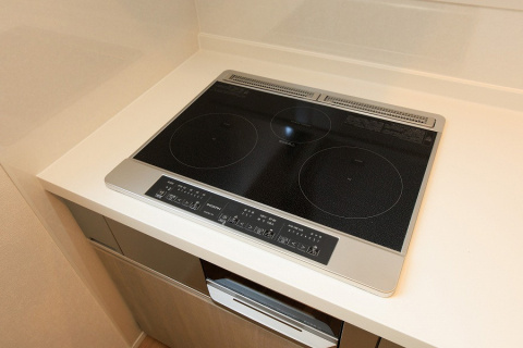 3口IHコンロ、オール電化でコンロもIHなので、お手入れも簡単です。