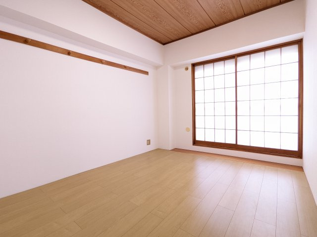 和室の畳をリフォームして、フローリングへ変更しております。