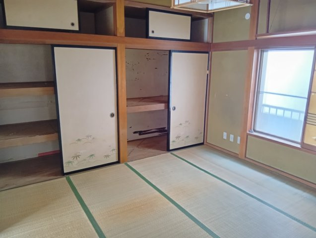 室内の様子です。建物付きの土地になります。現在ある建物をリフォームしてのご利用も可能です。