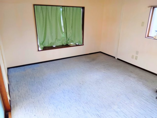 室内の様子です。建物付きの土地になります。現在ある建物をリフォームしてのご利用も可能です。