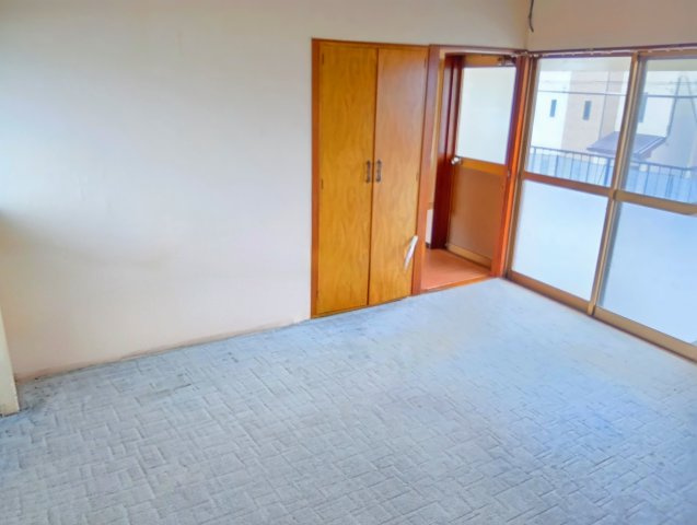 室内の様子です。建物付きの土地になります。現在ある建物をリフォームしてのご利用も可能です。