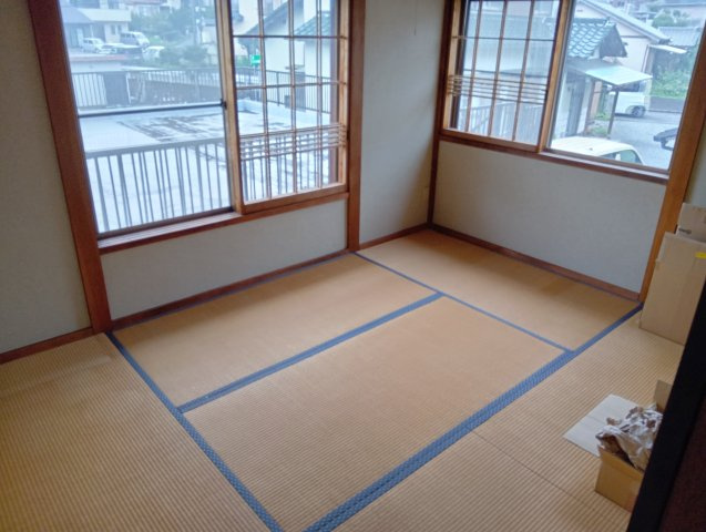 室内の様子です。建物付きの土地になります。現在ある建物をリフォームしてのご利用も可能です。