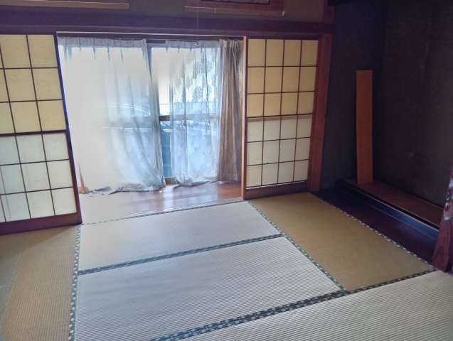 室内の様子です。建物付きの土地になります。現在ある建物をリフォームしてのご利用も可能です。