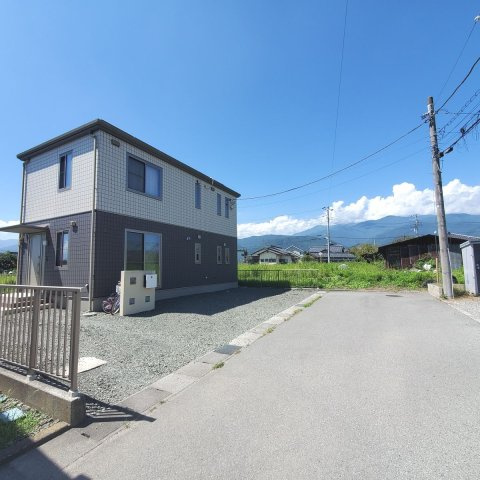 平成24年築の建物はとても綺麗です。耐久性の有る磁器タイル外壁、熱伝導率が低く、高耐久性を誇るステンレス屋根材を採用。