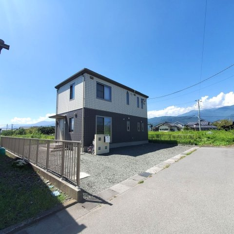 南アルプス市在家塚　Ｈ24年セキスイハイム施工　オール電化住宅　磁器タイルの外観　現在居住中ですが、ご見学は随時受付中です。