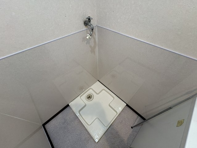 室内に設けられた洗濯機置場は、防水パン付きで安心してご使用いただけます。給水栓・排水口も整っており、スムーズに設置が可能です。天候に左右されず洗濯ができるため、忙しい毎日の家事も効率的に行えます。