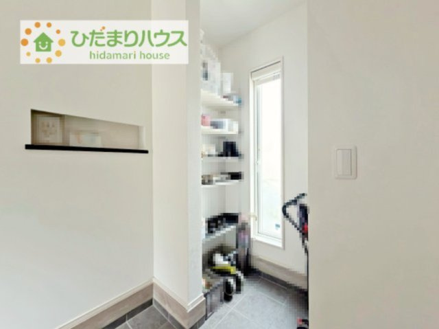 シューズインクローゼットは、靴以外にもゴルフバックやベビーカーを置くことができ、　散らかりがちな玄関もスッキリします。