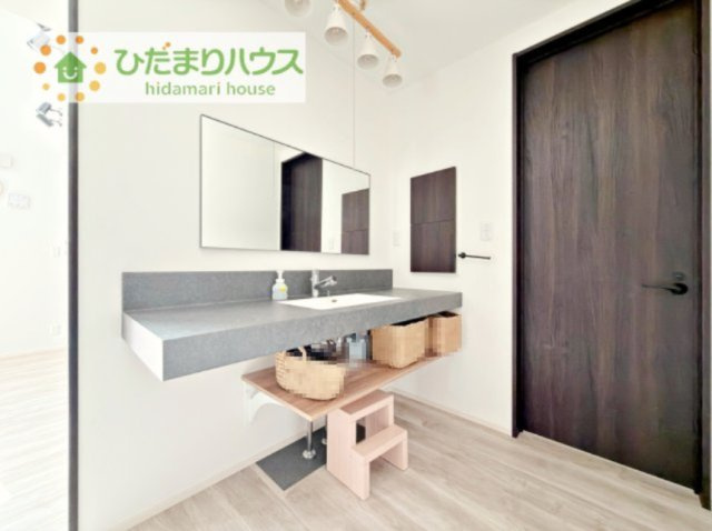 玄関は行ってすぐ洗面所があるので手洗い動線バッチリ♪