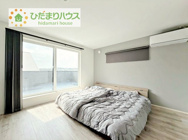 バルコニーに面していて、たっぷり光りの入る明るい主寝室です！