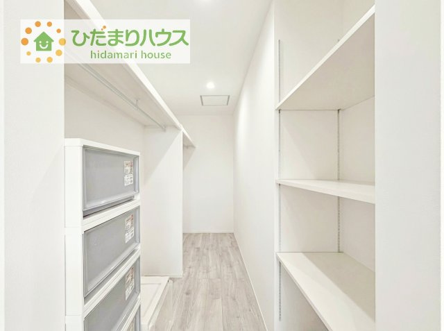 新婚さんにおすすめ！奥様に喜ばれる収納たっぷりのウォークインクローゼット付です☆　※AIによる加工で衣類を消しています