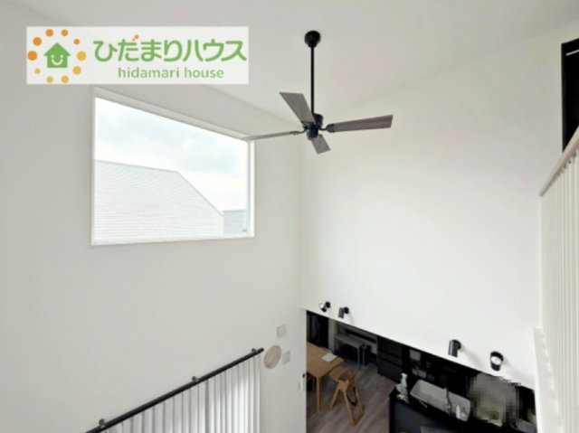 リビング吹き抜けからは明るい陽射しが差し込んできます♪