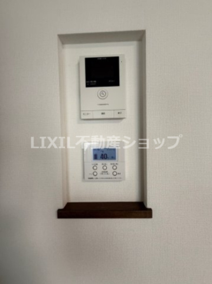 オートバスリモコンです。スイッチ1つで一定量の湯を浴槽に張ったり、保温や追い焚きをすることができるシステムが付いています。浴室以外からでも楽々操作が出来ます。