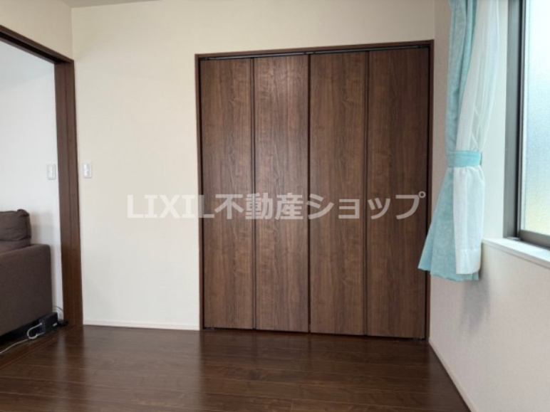 ご夫婦や子ども達の衣類をたっぷりしまえる大容量のクローゼット。季節の衣類から鞄や帽子などの小物までたっぷり保管可能。