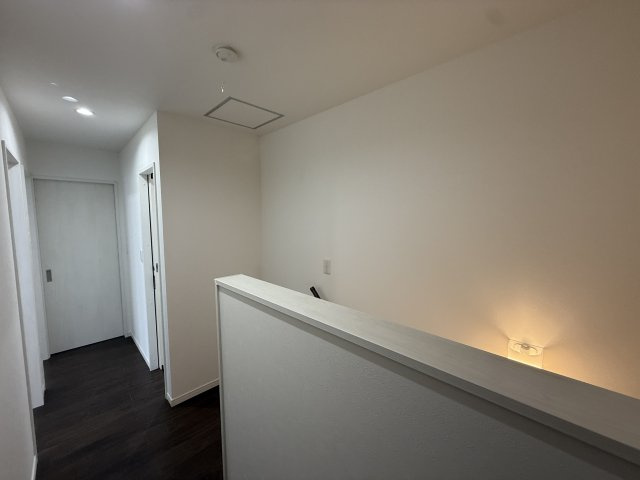 白基調の二階廊下です(* ▽ )