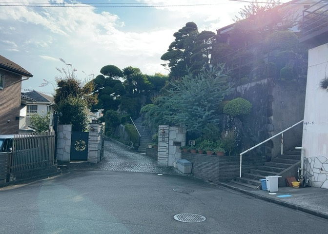 土地の形が極端に長細かったり、狭小地、あるいは道路との高低差がある傾斜地だった場合、後々売ろうとしても買い手がつかない場合もあります。後々、売却することになった時に価値の下がらない土地を選びましょう。
