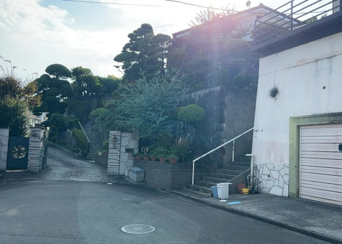 土地の面積＝住宅面積ではありません。建ぺい率の問題などで、土地のある場所によって住宅を建てられる面積は限られています。高さもしかり、「土地」という言葉の中には、建築条件も含まれると考えておきましょう。