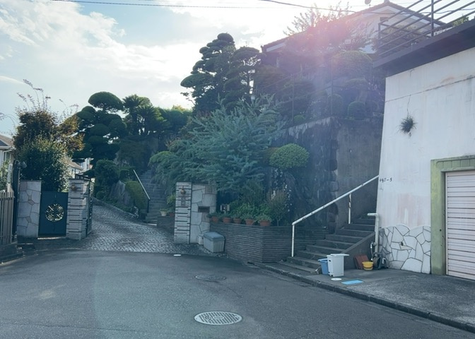 家を建てる場合、方位は要チェックです。現実的に日当たりのよい家ならばリビングは南側、建築基準法でも北側に当たる家への配慮は求められています。土地を見学に行く際は、方位磁針を持って行くようにしましょう。
