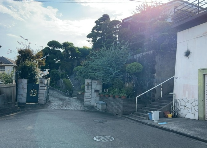 土地を買う際、住む地域の自治体や福祉の補助制度にも注目してみましょう。子供や老人の医療補助やゴミ出しのルールなど、自治体によってルールに大きな違いがあるため、暮らしやすい土地で判断するとよいでしょう。