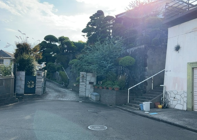 土地の前の道路に消火栓が設置されていることがあります。この場合、道路交通法第45条第1項により、駐車禁止の場所が指定されています。そのため、車庫などの駐車スペースをつくることができない場合があります。