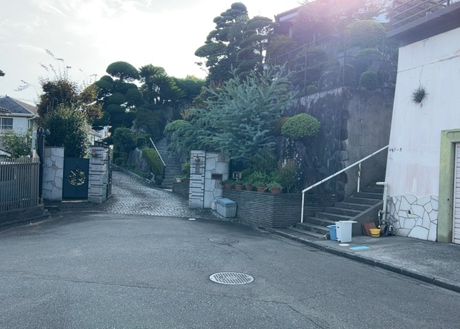 現地に行くなら、物件の周囲の地形がどうなっているかを見ることも大切です。周辺より低くなっている土地では、大雨などで水が集まりやすいため、地盤が弱くなっているということも考えられるため、注意が必要です。