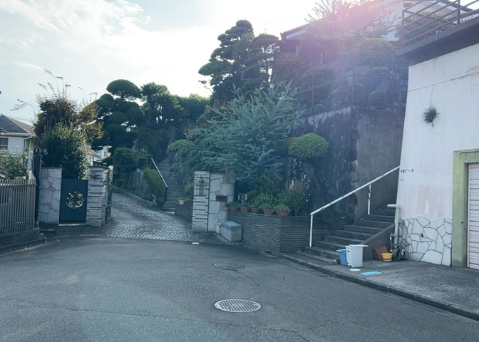 隣家の土地はどうなっているのか、生活利便施設が近くにあるのか、学校まで近いかなど、お客様のライフスタイルにあわせたイメージが重要です。また、近くにあると困る施設が近くにないかも確認するといいでしょう。