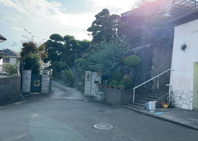 人が暮らすうえで日光は大切な要素となります。日当たりの良さは譲れないポイントですね。併せて近くに大きな建築物の建築予定がないか、あるいはそれが可能な土地が近くにないか事前に確認することもお勧めします。