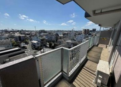 マンション入り口には宅配ボックスを設置。留守の間もラクラク荷物を受け取れます。