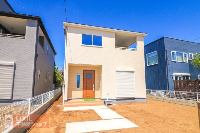 【外観】4号棟現地完成写真。飽きのこないデザインの外観。当日のご案内・現地待ち合わせもご対応致します！2台駐車可です。