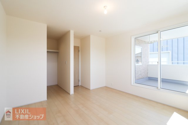 【洋室】2階8.5帖の洋室は南向きで日当たり、風通しもよく心地よい自分だけの空間に。バルコニーへ直接行けます。