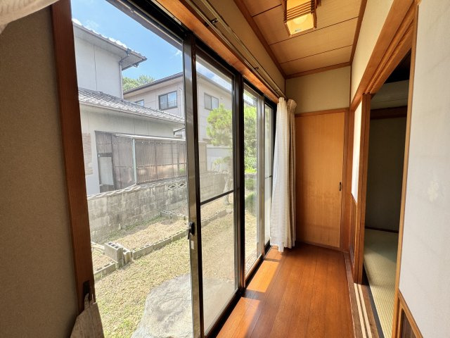 和室に隣接した、明るい日差しがたっぷりと差し込む縁側です。大きな窓からを庭を一望でき、開放感があります。天候に左右されず、洗濯物を干したり、お気に入りの植物を育てたりできる多目的スペースです。