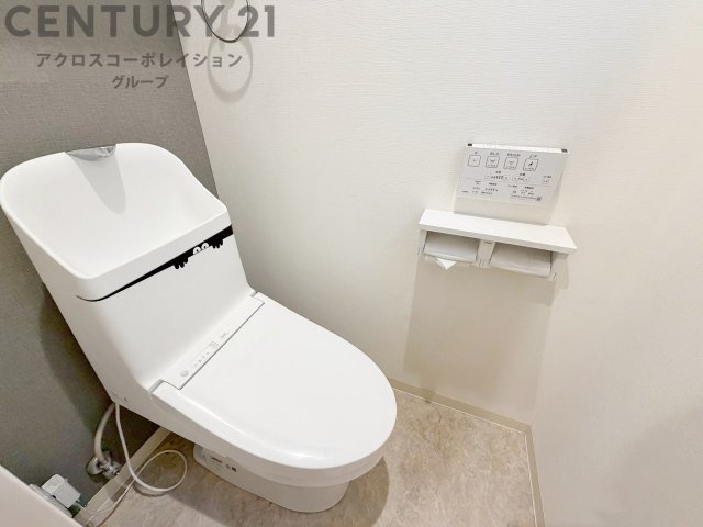 温水洗浄便座付トイレは温水洗浄機能により、暖かい水でおしりを洗浄することができ、冷たい水を使う従来の便座に比べ、温水洗浄機能で暖かいトイレを提供し、快適な使用を可能にします。　
