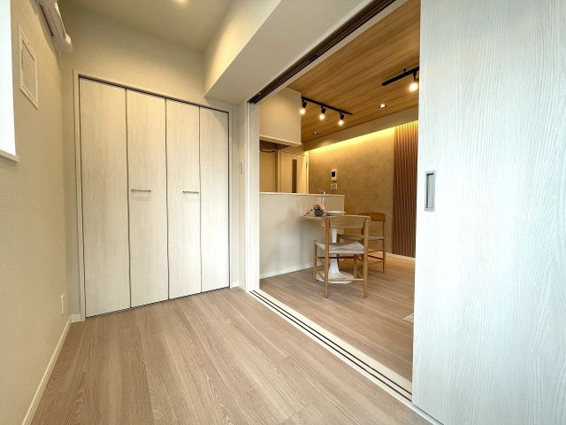 LD横の洋室は、扉を開けて解放感ある空間に。　　