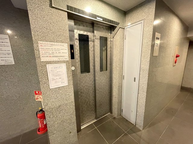 重たい荷物を持っていても、エレベーターがあれば安心です。　