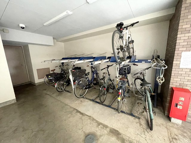 屋根付きの駐輪場で、サビや汚れの心配も不要。　