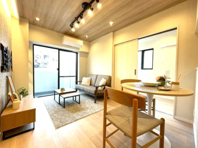 広々としたLDKは、隣接するお部屋の扉を開けて、さらに解放感ある空間に。　
