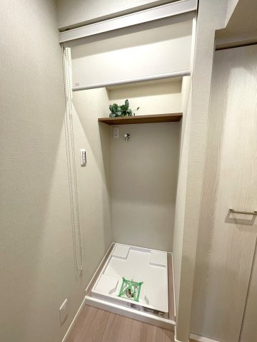 洗濯機置き場の上にも収納スペースがあり、ストックもたっぷり収納出来ます。　