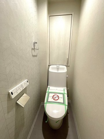 温水洗浄便座付きの清潔感あるトイレは、落ち着いた空間に。　