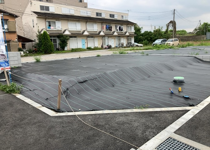土地の面積＝住宅面積ではありません。建ぺい率の問題などで、土地のある場所によって住宅を建てられる面積は限られています。高さもしかり、「土地」という言葉の中には、建築条件も含まれると考えておきましょう。
