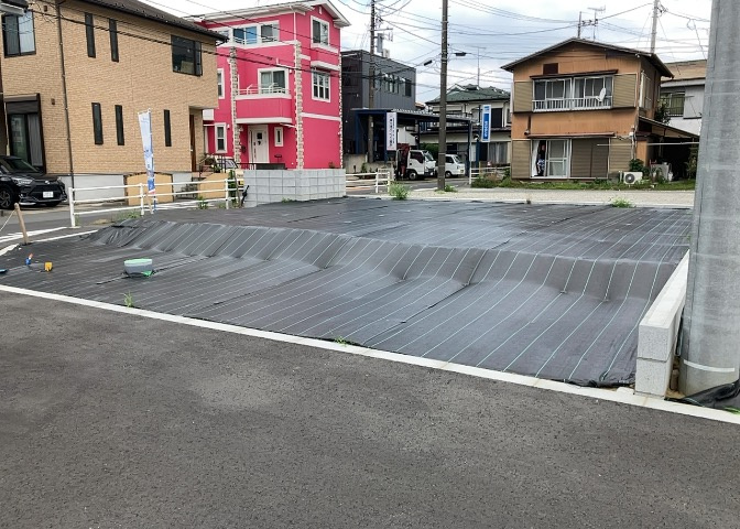 家を建てる場合、方位は要チェックです。現実的に日当たりのよい家ならばリビングは南側、建築基準法でも北側に当たる家への配慮は求められています。土地を見学に行く際は、方位磁針を持って行くようにしましょう。