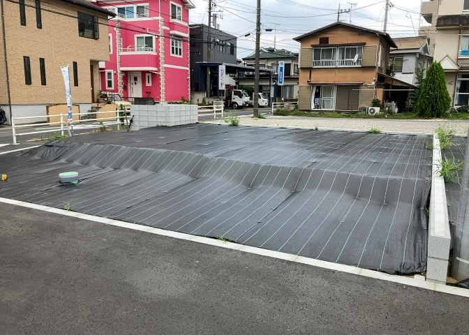 土地の前の道路に消火栓が設置されていることがあります。この場合、道路交通法第45条第1項により、駐車禁止の場所が指定されています。そのため、車庫などの駐車スペースをつくることができない場合があります。
