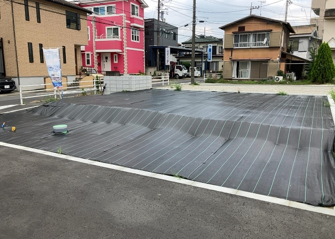 現地に行くなら、物件の周囲の地形がどうなっているかを見ることも大切です。周辺より低くなっている土地では、大雨などで水が集まりやすいため、地盤が弱くなっているということも考えられるため、注意が必要です。
