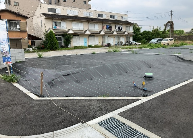土地購入を検討されている場合、境界杭がない状態で購入してしまうと境界確定測量をする必要があり、費用がかかります。購入の前に、売主、隣土地所有者立ち合いのもと境界を確定し境界杭を設置するのがベストです。