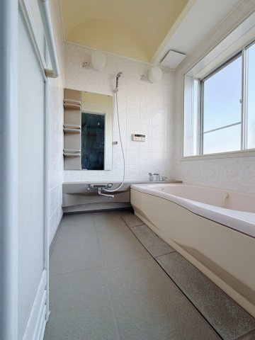 ■浴室｜デザイン性に優れた浴室♪1日の疲れを癒す、ゆったりとしたバスタイムをぜひお過ごしください(*＾＾*)大きな窓付きで嬉しい♪
