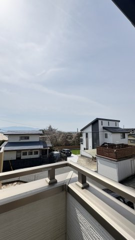 愛鷹山のふもとに位置する東椎路の澄んだ空気と明るい陽射しをたっぷりと楽しめます。