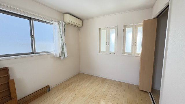 小窓のついたこちらのお部屋。窓を開けるとLDKの吹き抜けとなってます。
