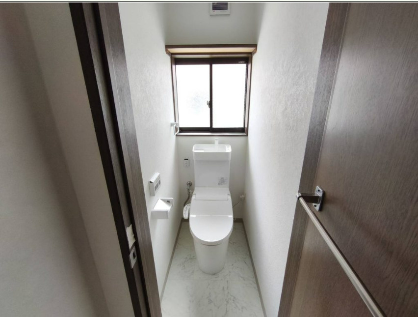 トイレが1階と2階にあるので、朝の忙しい時間にも混雑せず快適です。温水洗浄便座付きで、季節を問わずいつでも温かい便座をお使いいただけます。